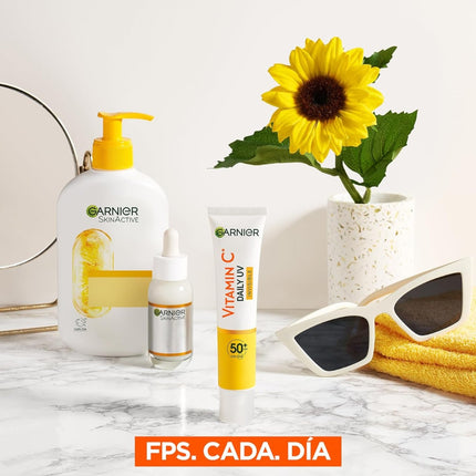 GARNIER Vitamina C Fluido Antimanchas Anti-UV Diario Invisible FPS50+ Protege Previene y Reduce las manchas para todo tipo de pieles 40 ml